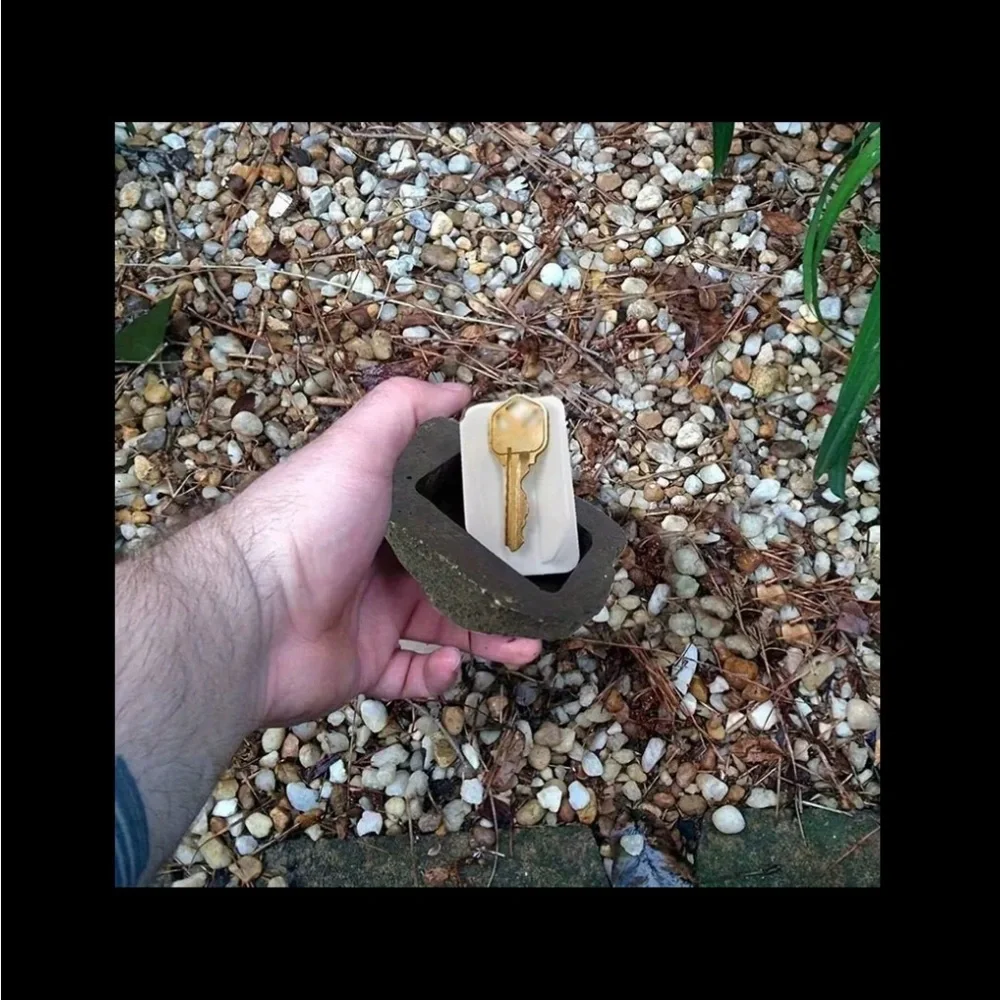 Naturalistic “hide a key” rock